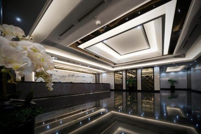 V Hotel 4 *
